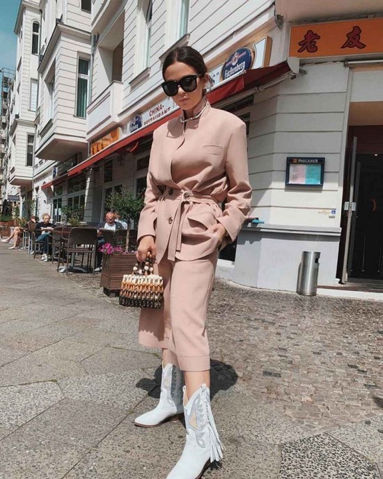 Scegli un abito per la stagione! I costumi più alla moda nella foto