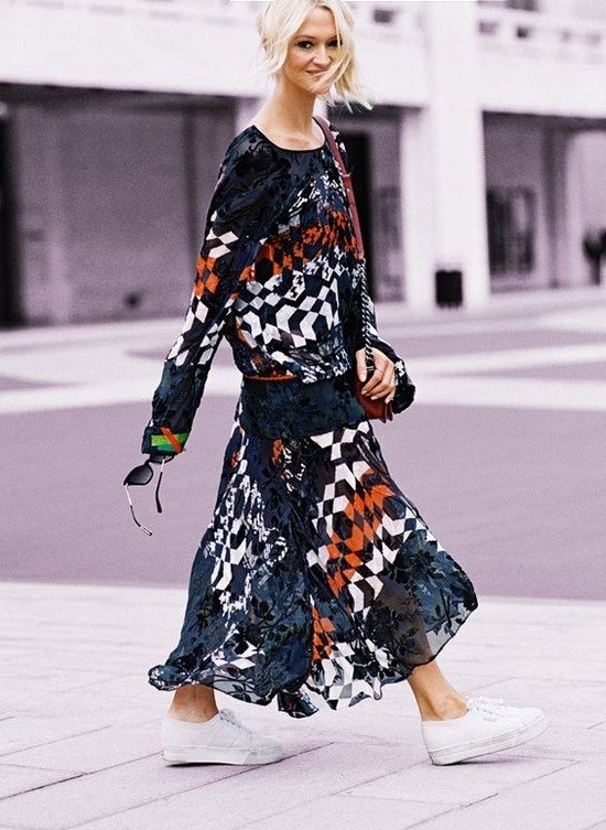 Scegli un abito per la stagione! I costumi più alla moda nella foto