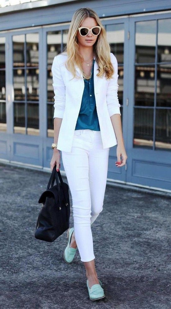 Scegli un abito per la stagione! I costumi più alla moda nella foto