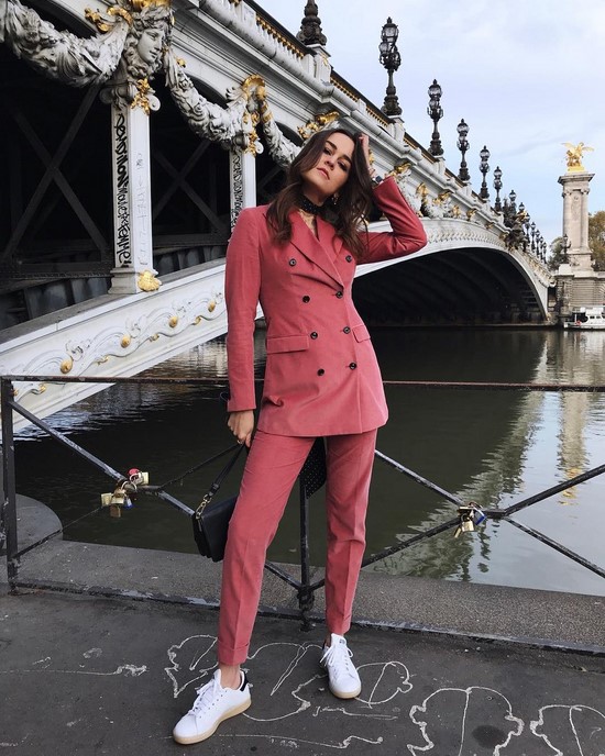 Scegli un abito per la stagione! I costumi più alla moda nella foto