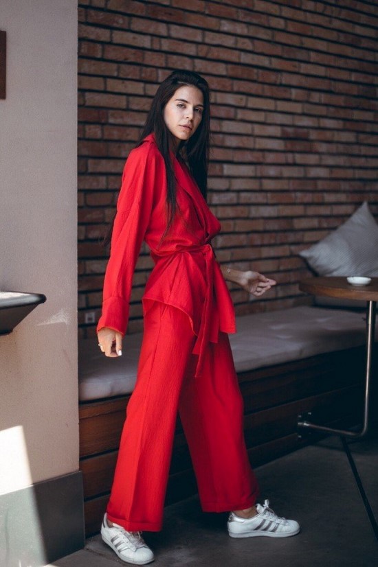 Scegli un abito per la stagione! I costumi più alla moda nella foto