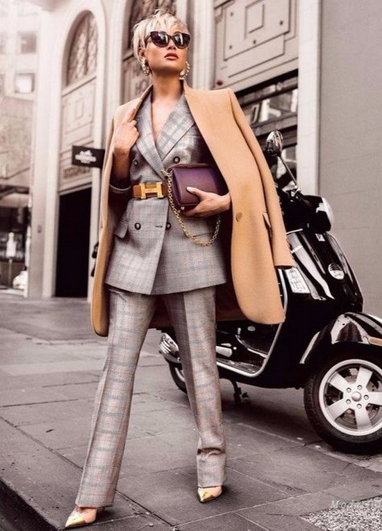 Scegli un abito per la stagione! I costumi più alla moda nella foto