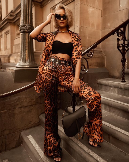 Scegli un abito per la stagione! I costumi più alla moda nella foto