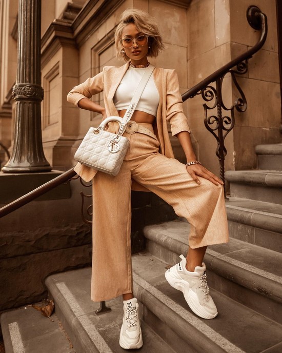 Scegli un abito per la stagione! I costumi più alla moda nella foto