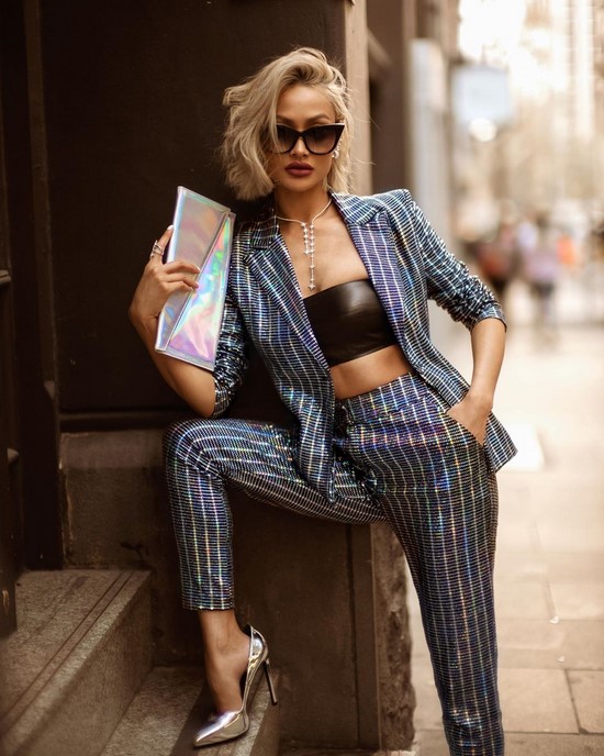 Scegli un abito per la stagione! I costumi più alla moda nella foto