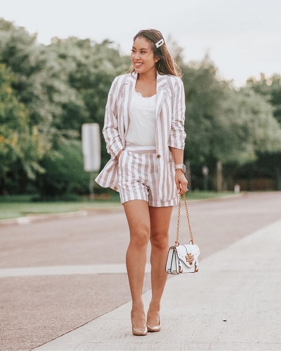 Scegli un abito per la stagione! I costumi più alla moda nella foto