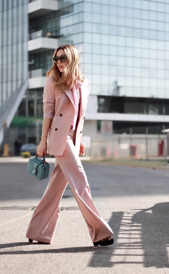 Scegli un abito per la stagione! I costumi più alla moda nella foto