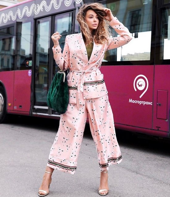 Scegli un abito per la stagione! I costumi più alla moda nella foto