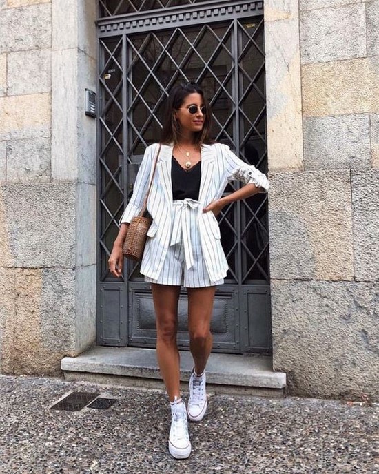 Scegli un abito per la stagione! I costumi più alla moda nella foto