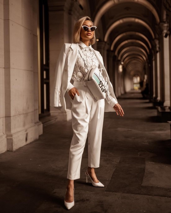 Scegli un abito per la stagione! I costumi più alla moda nella foto