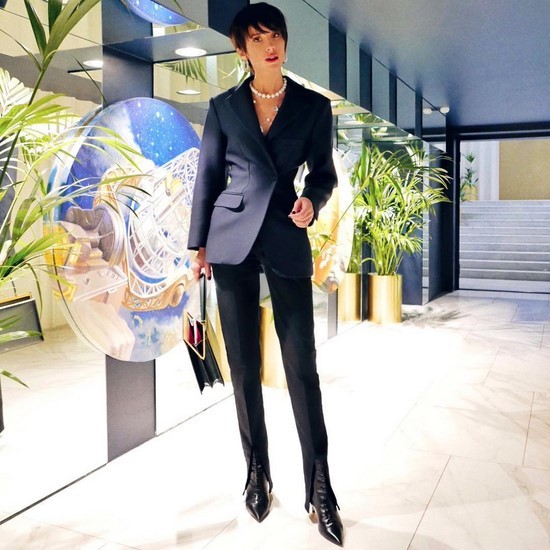 Scegli un abito per la stagione! I costumi più alla moda nella foto