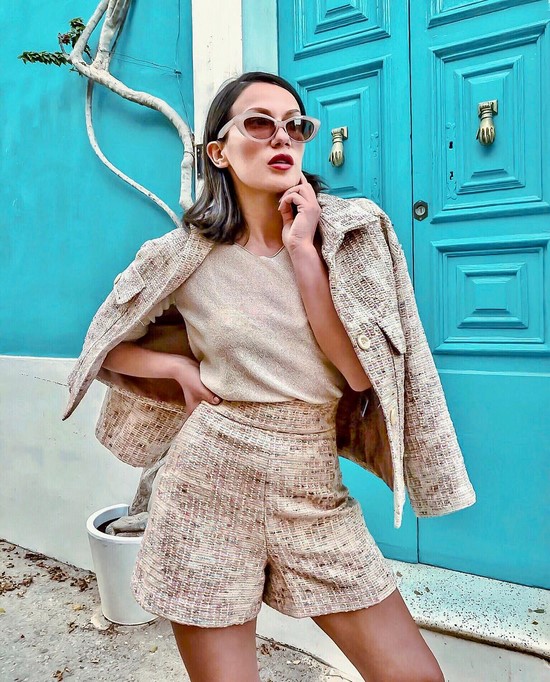 Scegli un abito per la stagione! I costumi più alla moda nella foto