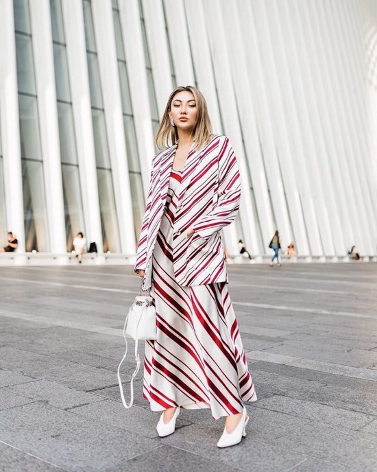 Scegli un abito per la stagione! I costumi più alla moda nella foto