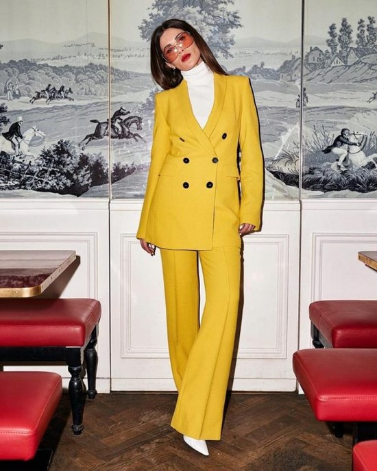 Scegli un abito per la stagione! I costumi più alla moda nella foto