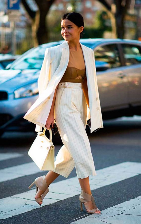 Scegli un abito per la stagione! I costumi più alla moda nella foto