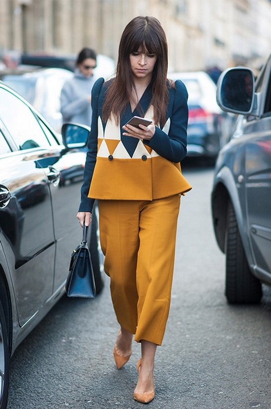 Scegli un abito per la stagione! I costumi più alla moda nella foto