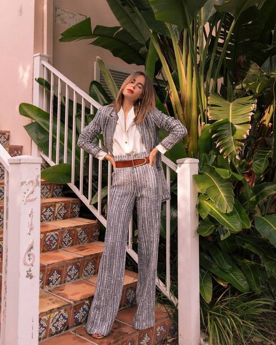 Scegli un abito per la stagione! I costumi più alla moda nella foto