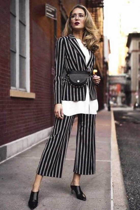 Scegli un abito per la stagione! I costumi più alla moda nella foto