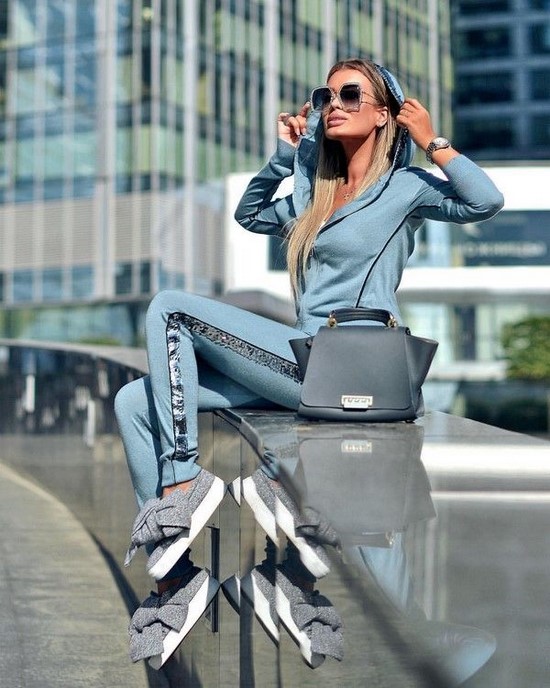 Scegli un abito per la stagione! I costumi più alla moda nella foto