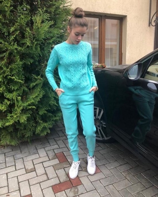 Scegli un abito per la stagione! I costumi più alla moda nella foto