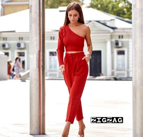 Scegli un abito per la stagione! I costumi più alla moda nella foto