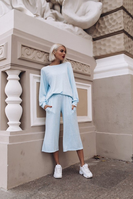 Scegli un abito per la stagione! I costumi più alla moda nella foto