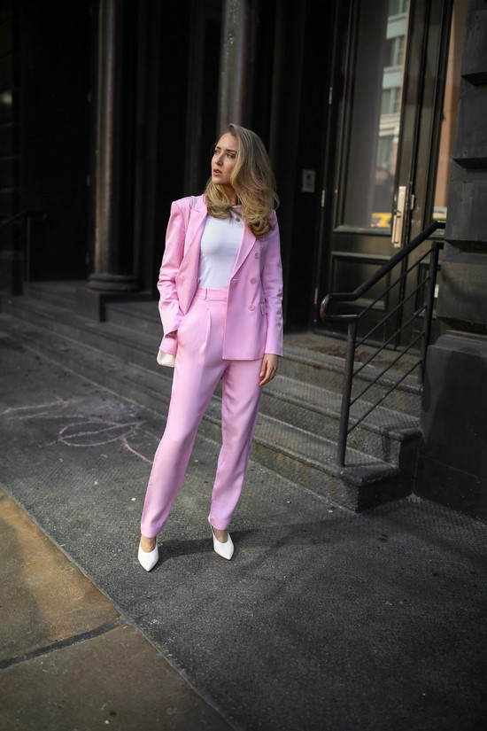 Scegli un abito per la stagione! I costumi più alla moda nella foto