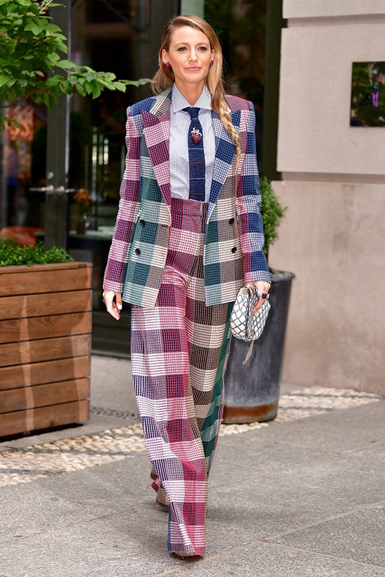 Scegli un abito per la stagione! I costumi più alla moda nella foto