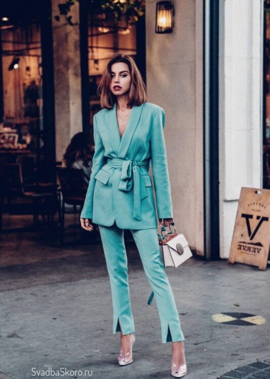 Scegli un abito per la stagione! I costumi più alla moda nella foto