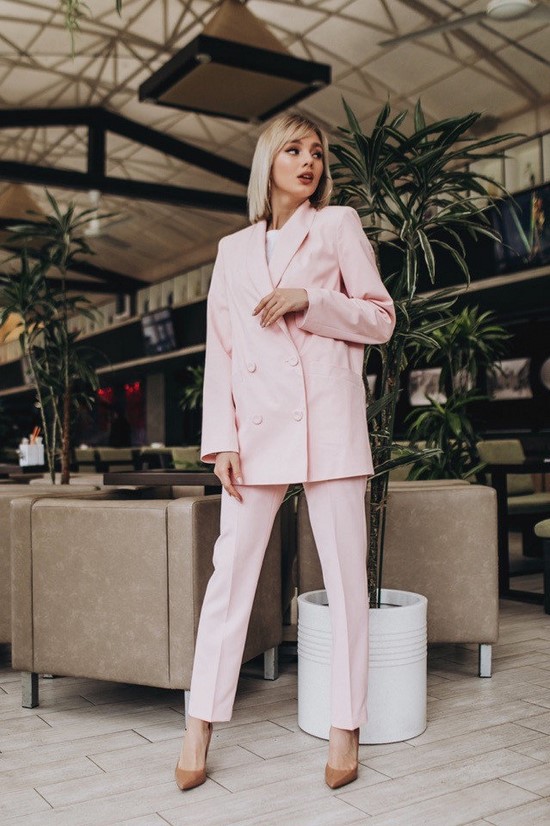 Scegli un abito per la stagione! I costumi più alla moda nella foto