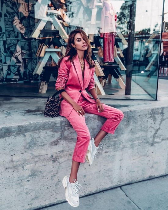 Scegli un abito per la stagione! I costumi più alla moda nella foto