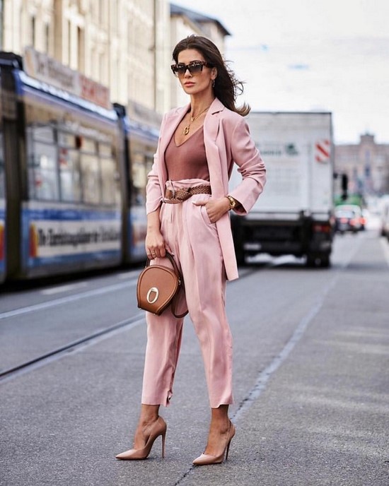 Scegli un abito per la stagione! I costumi più alla moda nella foto