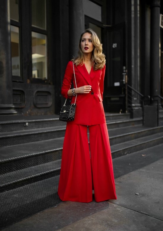 Scegli un abito per la stagione! I costumi più alla moda nella foto