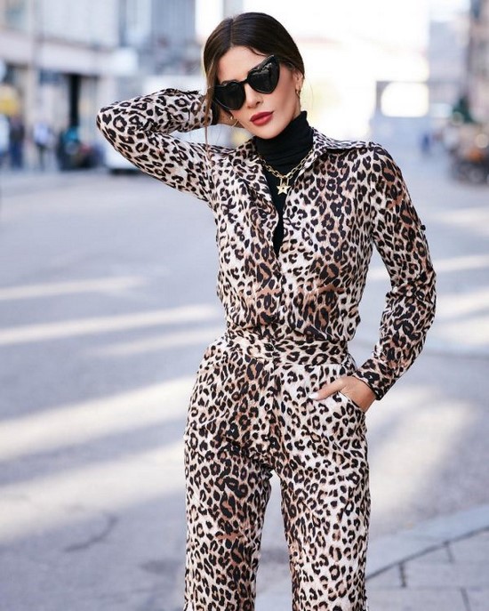 Scegli un abito per la stagione! I costumi più alla moda nella foto