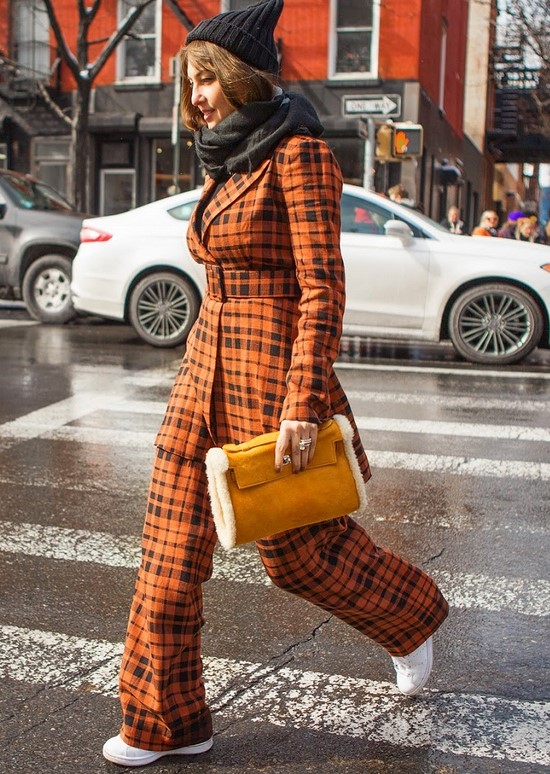 Scegli un abito per la stagione! I costumi più alla moda nella foto