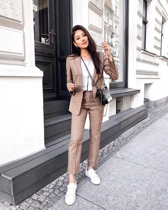 Scegli un abito per la stagione! I costumi più alla moda nella foto