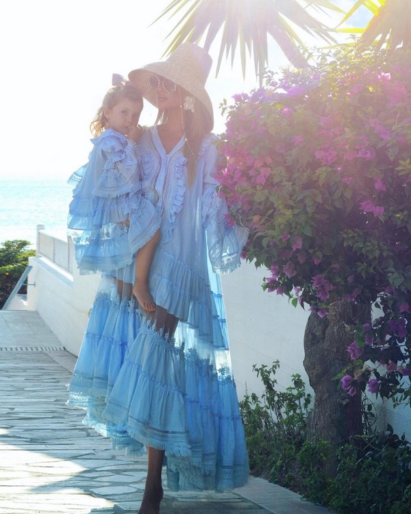 Culori la modă de haine. Alege imagini interesante în nuanțe frumoase.