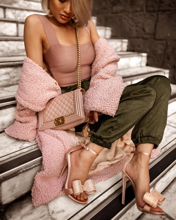 Culori la modă de haine. Alege imagini interesante în nuanțe frumoase.