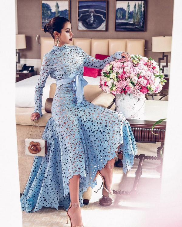 Culori la modă de haine. Alege imagini interesante în nuanțe frumoase.