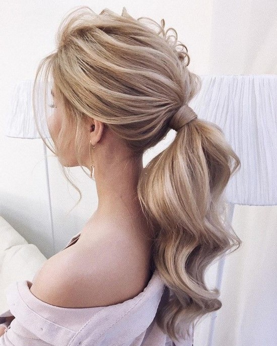 Comment coiffer vos cheveux pour la nouvelle année. Les coiffures les plus élégantes pour les célébrations du Nouvel An