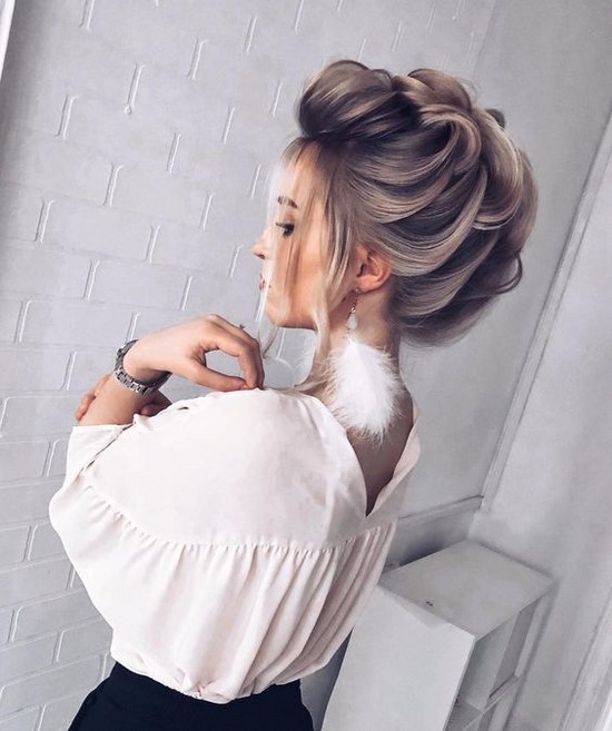 Comment coiffer vos cheveux pour la nouvelle année. Les coiffures les plus élégantes pour les célébrations du Nouvel An